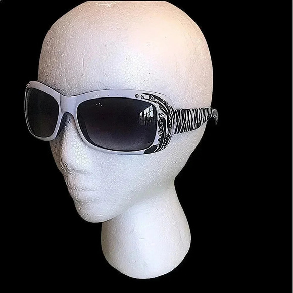 𝅺Vintage 80’s - 90’s zebra print white sunglasses - Picture 2 of 11
